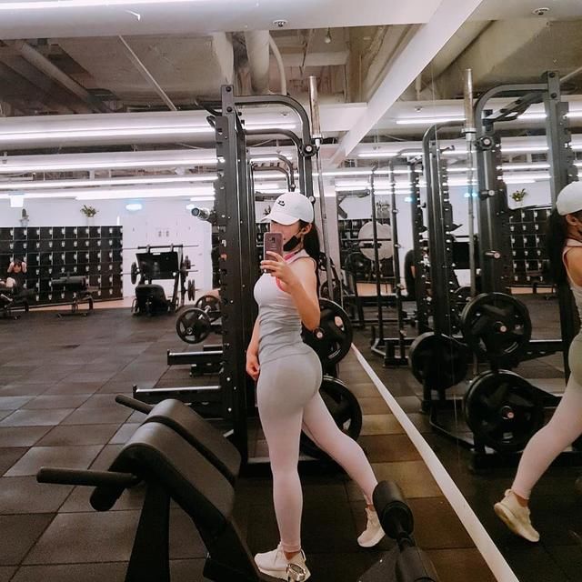 健身女神身材劲爆，穿包臀裙去加油，网友：汽油要自燃