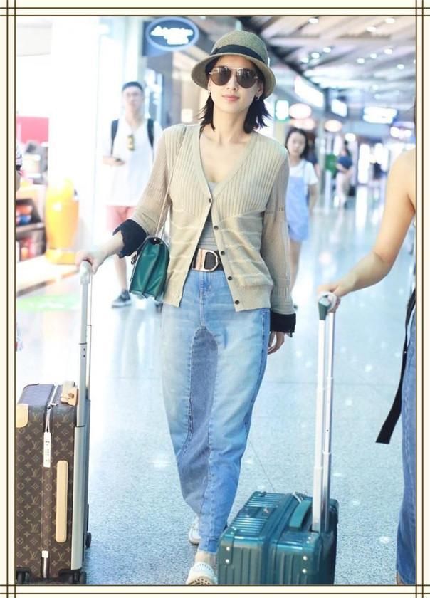 黄圣依真狠的下心!这么瘦的裙子也要硬穿进去,不想却勒出大宽胯