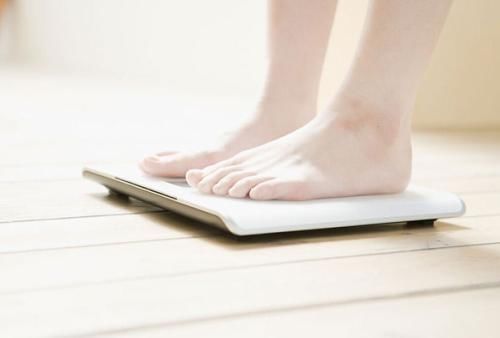 不要被体重称上的数字骗了！让我告诉你怎么正确的称体重！