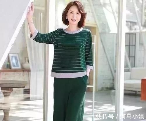  『中年』女人到了中年，尽量少穿黑灰色，试试这4个颜色，优雅大方显气质