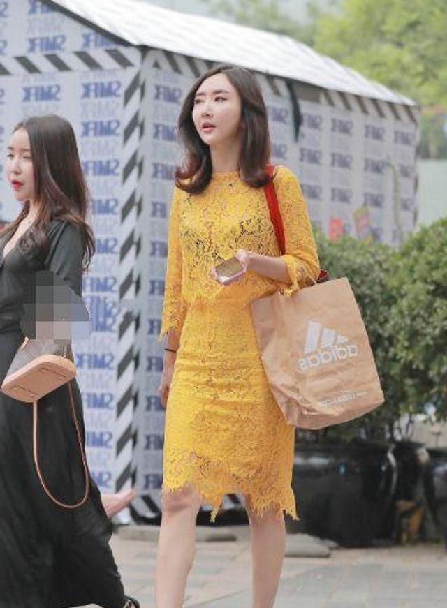 「气质」路人街拍,姑娘温柔娴雅,穿浅蓝色的针织开衫,特别有女神范
