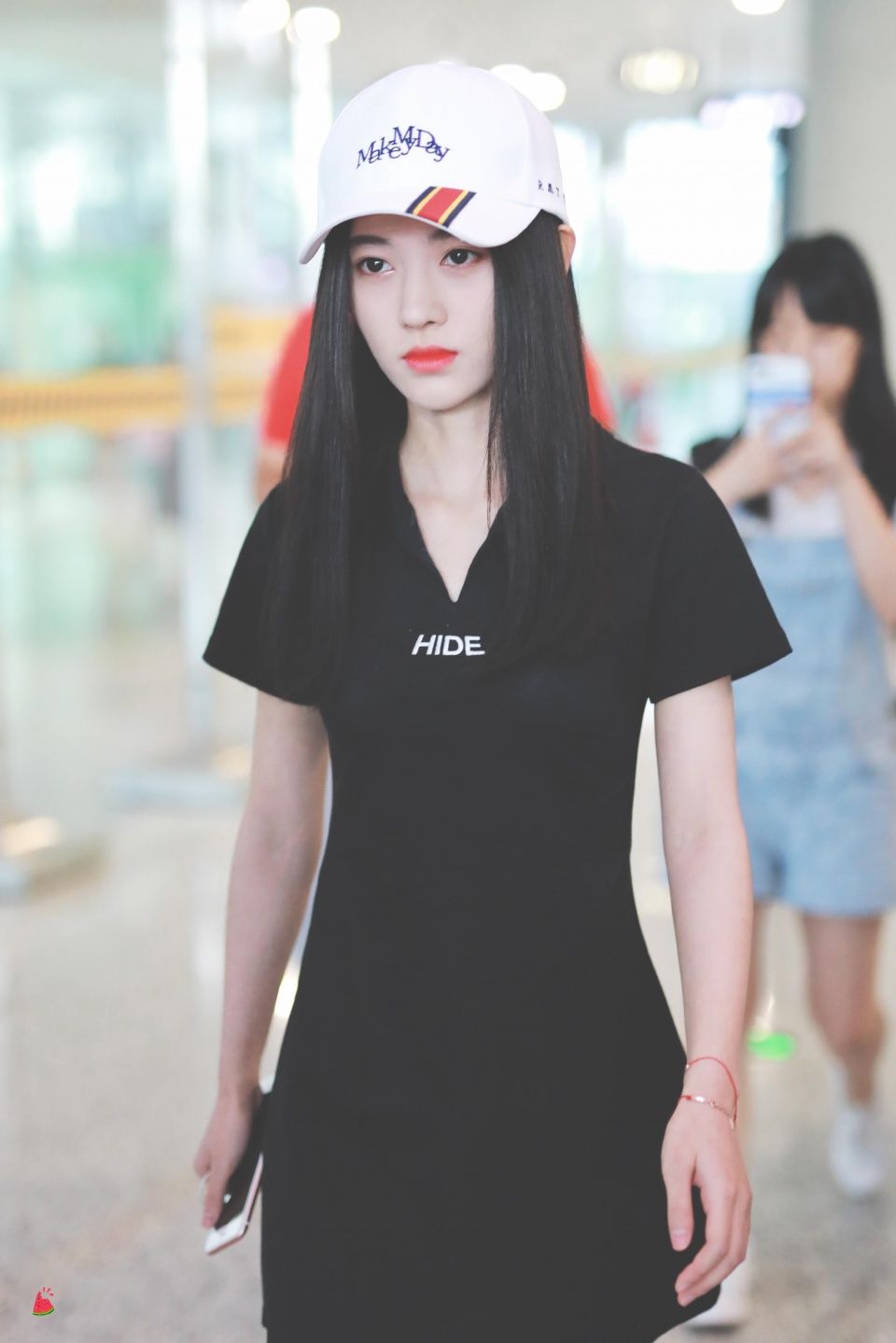 鞠婧祎一身黑色运动风现身机场，黑色的V领T恤衫，尽显青春气息