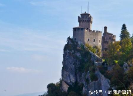 长在悬崖峭壁上的国家,面积仅61平方公里,是世界上第一个共和国