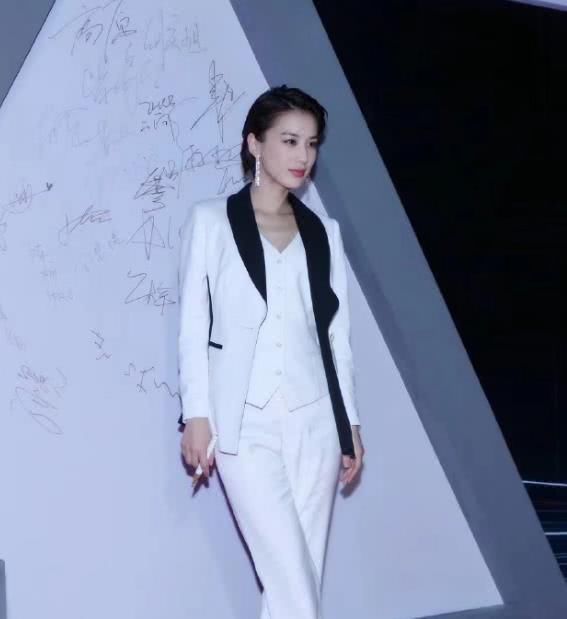 黄圣依穿高衩长裙亮相,性感十足,直接露出一条腿,网友:太豪放