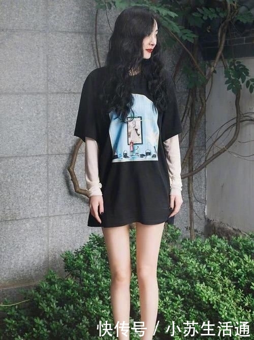 #美出#杨幂又美出了新高度!黑色T恤搭配白色短裤,卷发造型超减龄