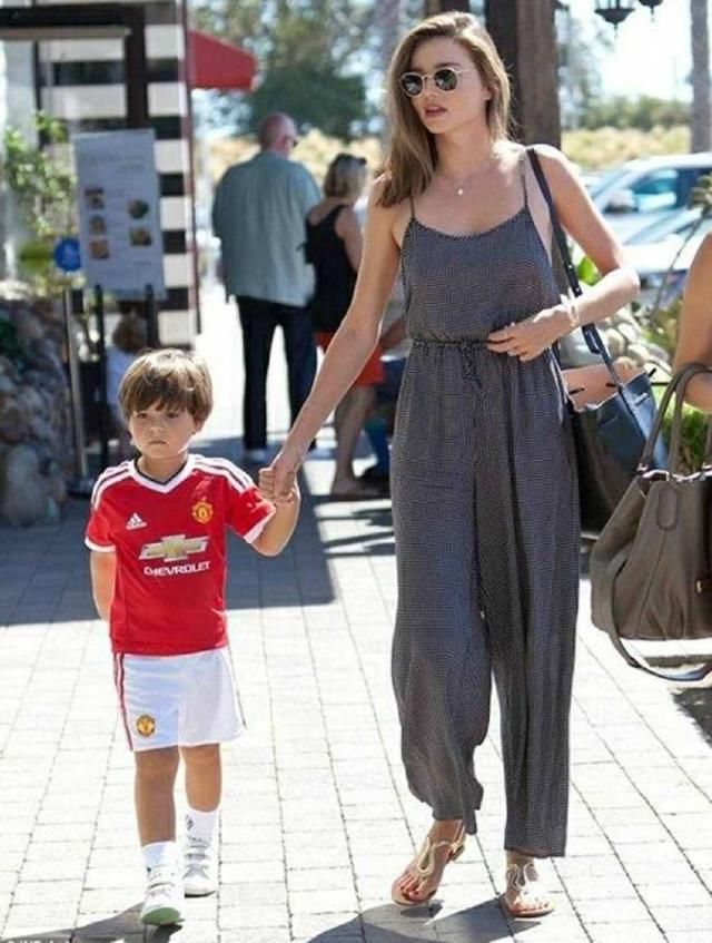 米兰达可儿休闲长裤加裹裙搭配，亮相街头，好身材一览无余