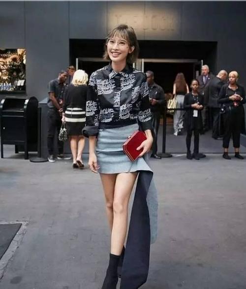 李沁张俪相差六岁，就因为搭配不同，在时装周上却变成了少女与大