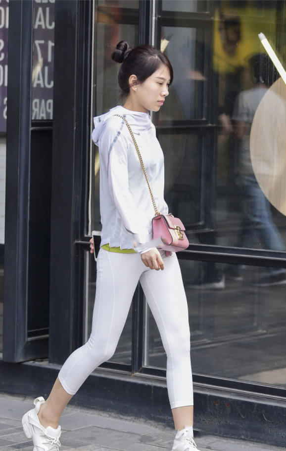白色紧身裤一般的小姐姐真的不太敢穿，穿不好就太尴尬了