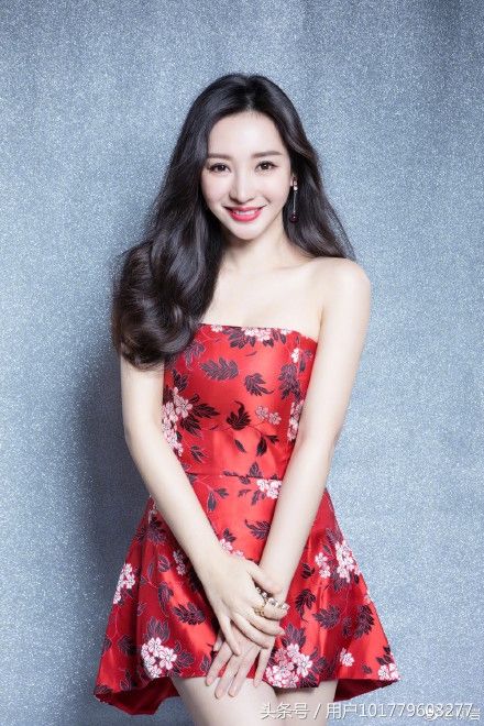 柳岩中国风抹胸短裙写真曝光 香肩美腿性感迷人