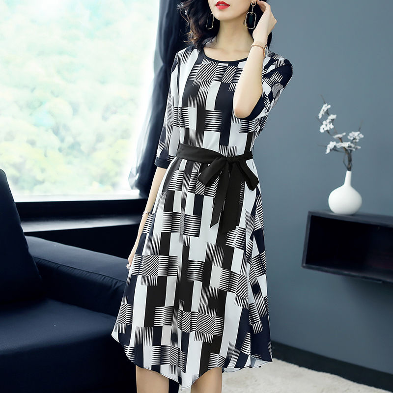 奔四奔五女人别穿地摊货，丢人!正流行的高雅裙，洋气精致美扎心