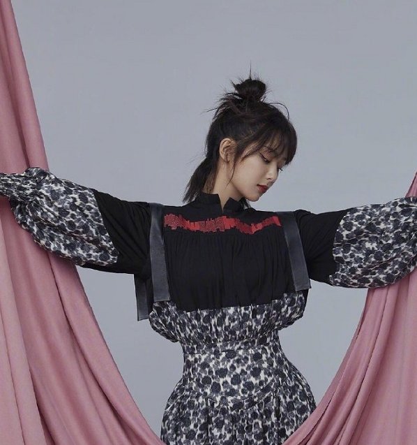 杨紫写真终于换风格了,看到最新写真,网友直呼