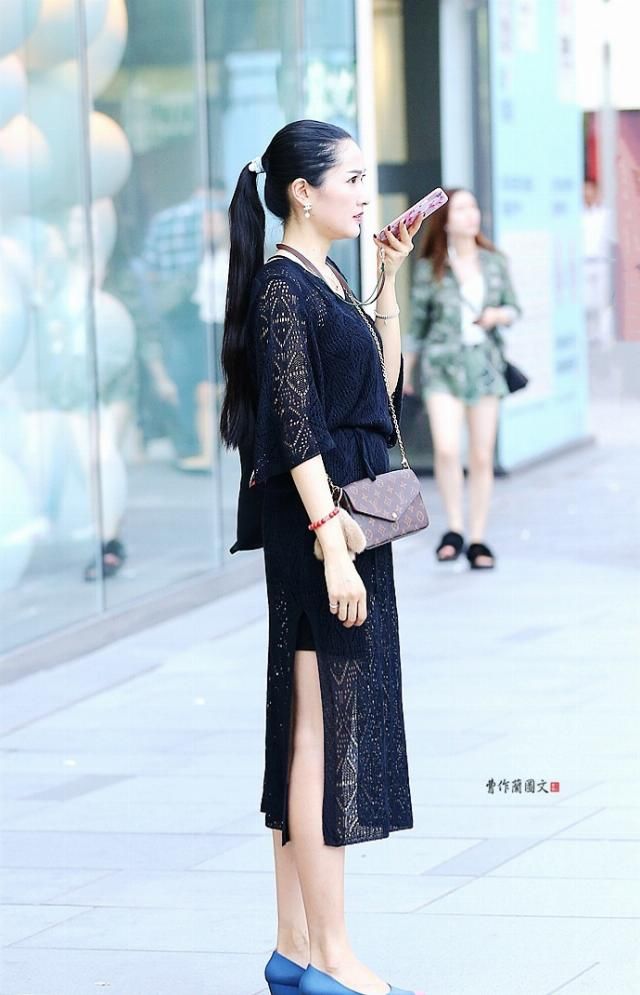  「自信」街拍：对美腿颇有自信的平底鞋美女