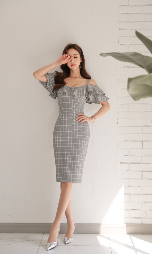 女神孙允珠，灰质石岩苜蓿柔波花边网格裙