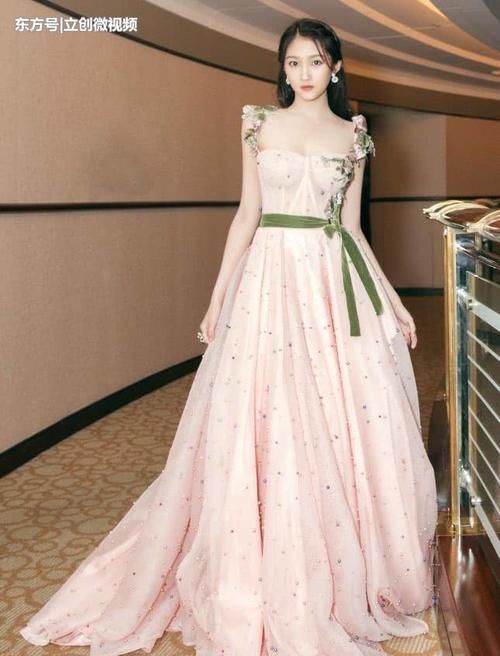 关晓彤粉色束腰长裙亮相,有腰有胸还好看,快给造型师加鸡腿!