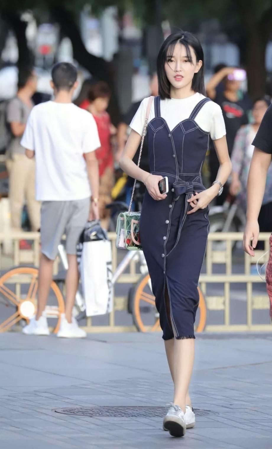 街怕:无袖背心裙搭配墨镜，夏日气场全开