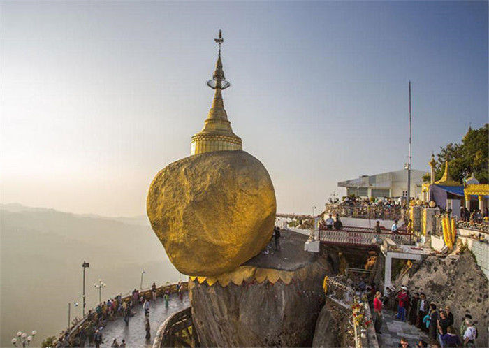 缅甸神秘大金石,屹立悬崖边千年不倒,但不准女人触摸