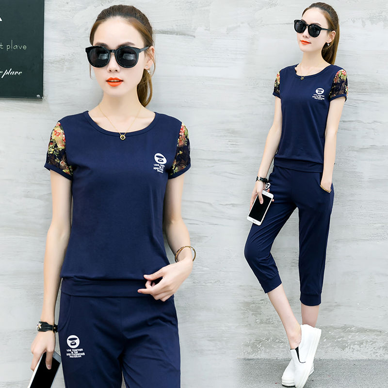 跳广场舞,56岁妈妈不穿裙子,就穿这运动套装,美的路人频回头