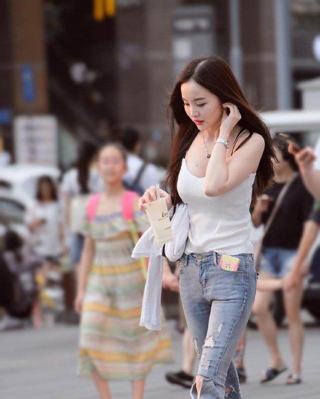 街拍 四川美女路人街拍, 吊带搭配破洞牛仔裤很清爽有女人味，这