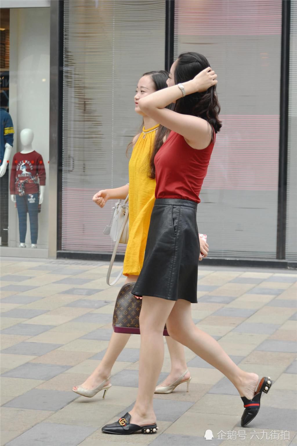  色彩|和闺蜜一起逛街，就要搭配一点颜色，高跟鞋会更好衬托气质