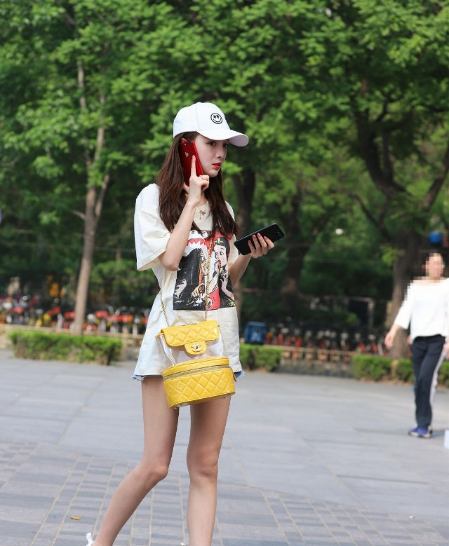  美女|路人街拍: 小蛮腰美女穿上露脐装, 气质满满