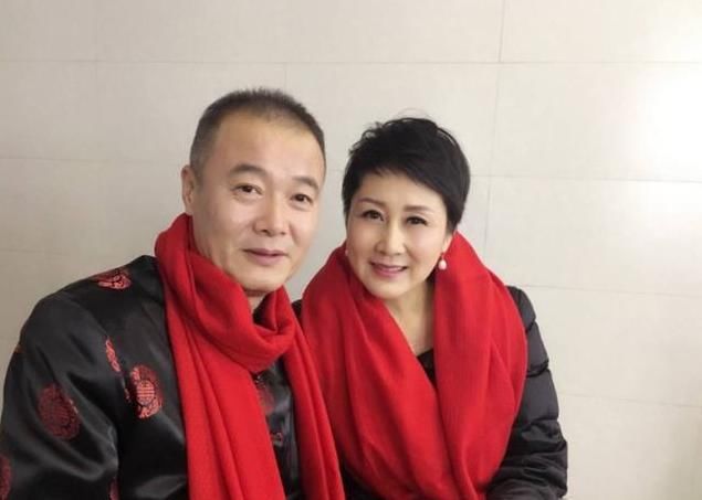 张凯丽携老公现身,女儿和妈妈年轻时一样漂亮!