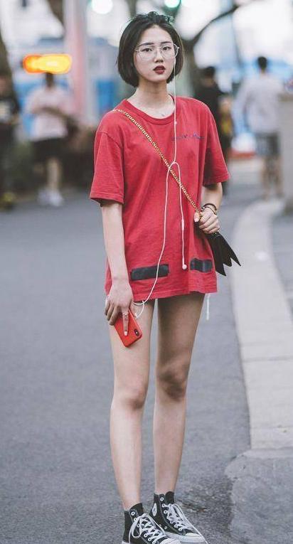 街拍：图二美女穿裹胸上街，裸露小蛮腰，大叔五米开外还在回头看