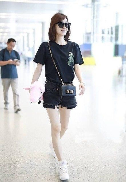 王丽坤身穿一件简单背心街拍，网友:这身材穿什么都好看啊