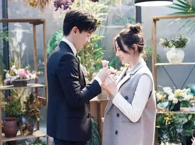 邓伦和迪丽热巴的合照来了,要是我恋爱了,也想像他们这样穿!