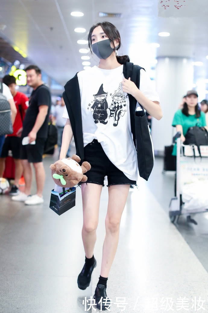 王紫璇这腿也太细了！这么窄的短裤也穿不满，网友：太让人羡慕了