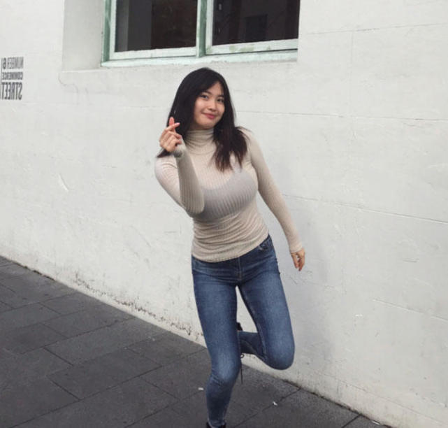 丰腴小少妇紧身连衣裙裹出波涛胸涌的上围，这种甜蜜的负担你们不