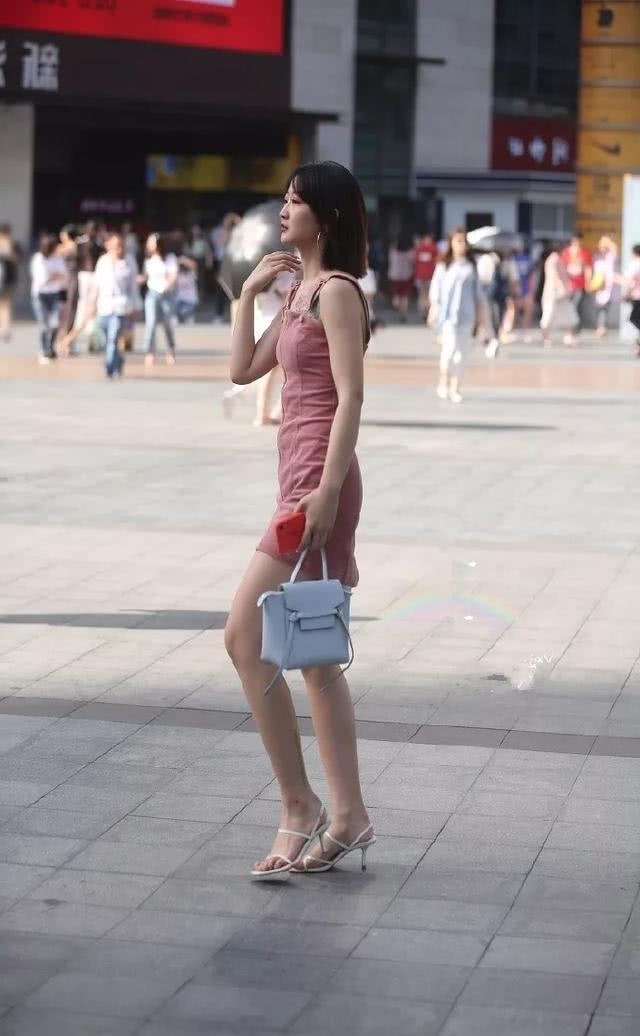  特别■路人街拍，美女穿粉红色的吊带牛仔衣，显得特别的有魅力