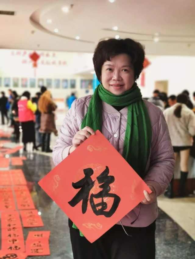  火红■火红春联，自然是散发着墨香的最好！