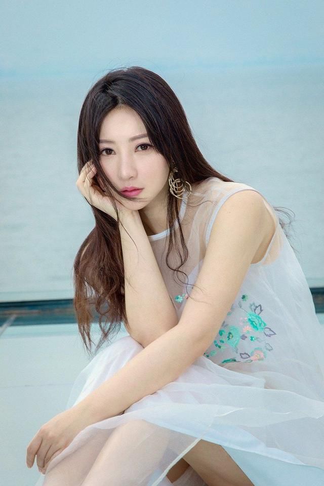 柳岩:快40岁的她依旧性感迷人，网友:永远的女神!