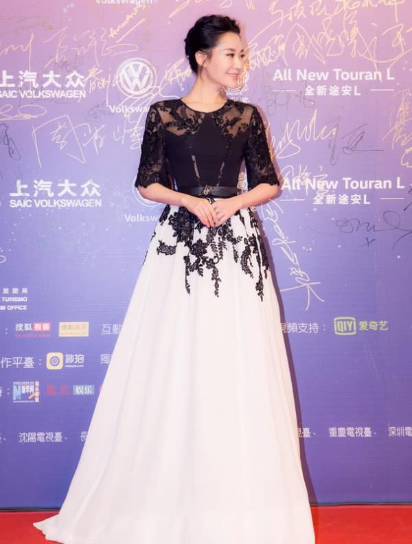 许晴为赶时髦也是拼了，把长靴当裤子穿，这颜色更为惊奇!