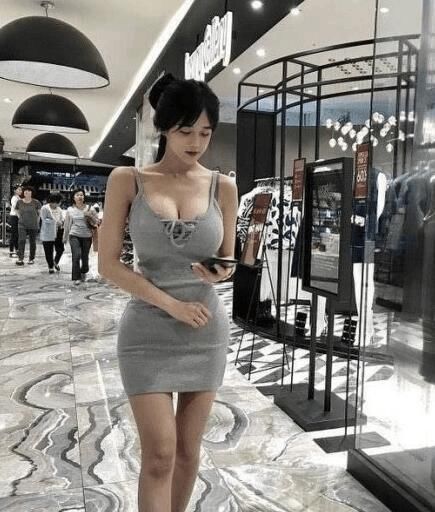 也许这就是“葫芦身材”吧，独属于紧身包臀裙的魅力！