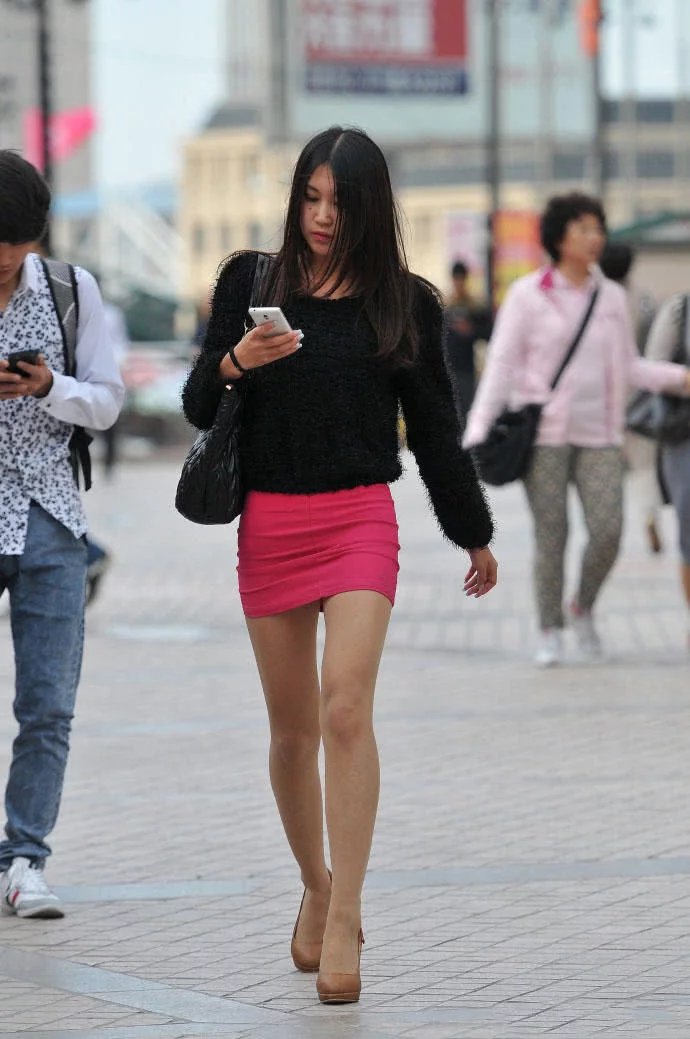 街拍：偶遇一起过马路的红色短裙美女，虽然皮肤有点黑，只要身材