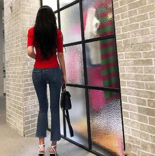 牛仔裤穿出时尚青春的魅力，彰显优美的气质！