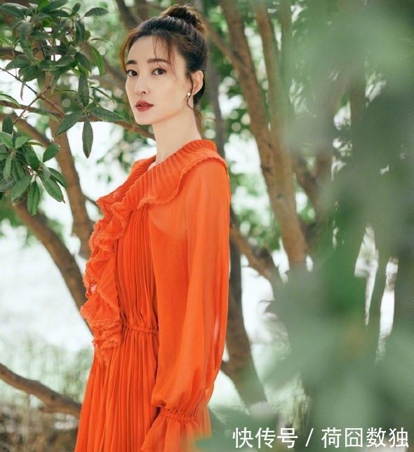  「王丽坤」“素颜女神”王丽坤机场晒照，粉色衬衣搭牛仔裤，这也太“素”了