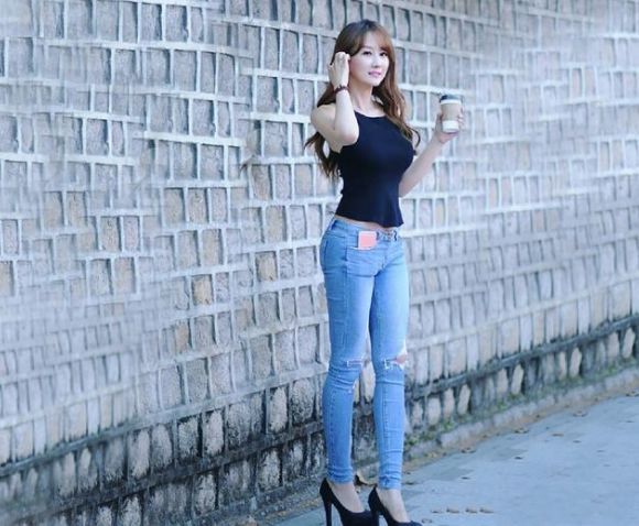 青春甜美的牛仔裤美女,尽显婀娜多姿的美态,散发出华丽气质!