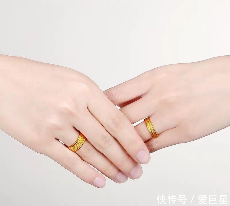  「中年」中年女人可以佩戴哪些黄金戒指，时尚不显老，价格还不贵的？