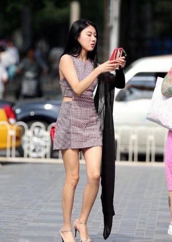 街拍 美女清凉穿着抓人眼球 让人一眼难忘！瞬间成为你的女神