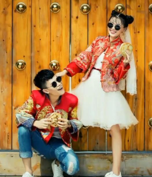 袖珍新娘吃肉夹馍拍婚纱照，吃相搞笑，看到成片闭嘴了