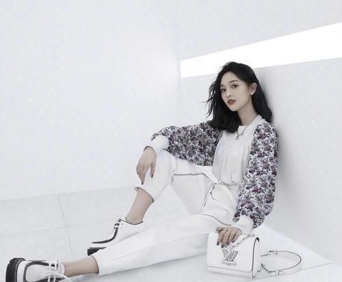  「宝蓝色」吴宣仪真是“穿搭小达人”，身穿宝蓝色羽绒服魅力十足，高贵大气