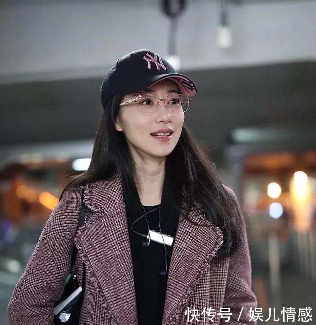 韩雪最新机场秀美翻了，格子大衣搭阔腿裤，冬天这样穿不显臃肿！