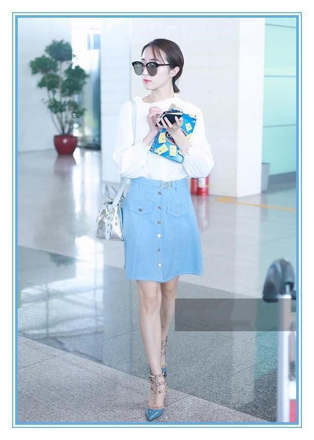 马苏为博眼球，白T配短裤走机场，撞上胡冰卿，清纯装纯一目了然