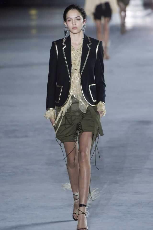 女星撞衫，戚薇极具神秘感，娜扎干练大气，刘嘉玲臃肿老气！