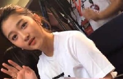 『抓拍』关晓彤被抓拍,关掉美颜滤镜露出真实颜值,网友:我没看错吧?