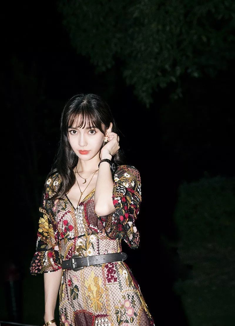 Angelababy穿Dior裙在跑男正经唱歌，这么美的纱裙何穗拿来套T恤?