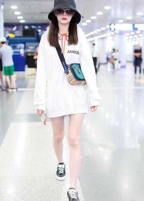 沈梦辰胆真大! 裤子短到腿根部也敢穿, 网友: 一般人谁敢这么穿