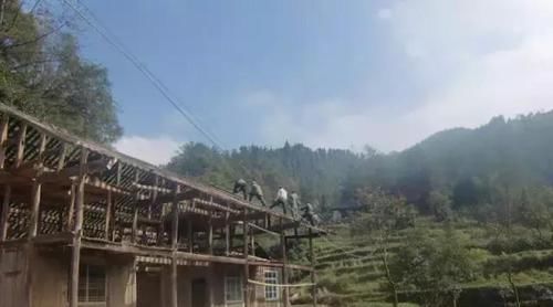  村民：宅基地离公路两百多米, 想修条路拉建材, 却遭到村民百般阻挠